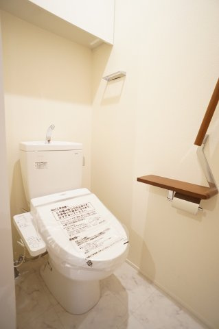 レーヴマニフィック小岩のトイレ|温水洗浄便座♪上部に収納棚有り