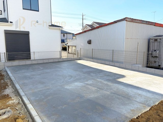 土浦市右籾　新築戸建て　A号棟の駐車場|カースペースは3台完備。ゲスト用のスペースも確保できますね♪