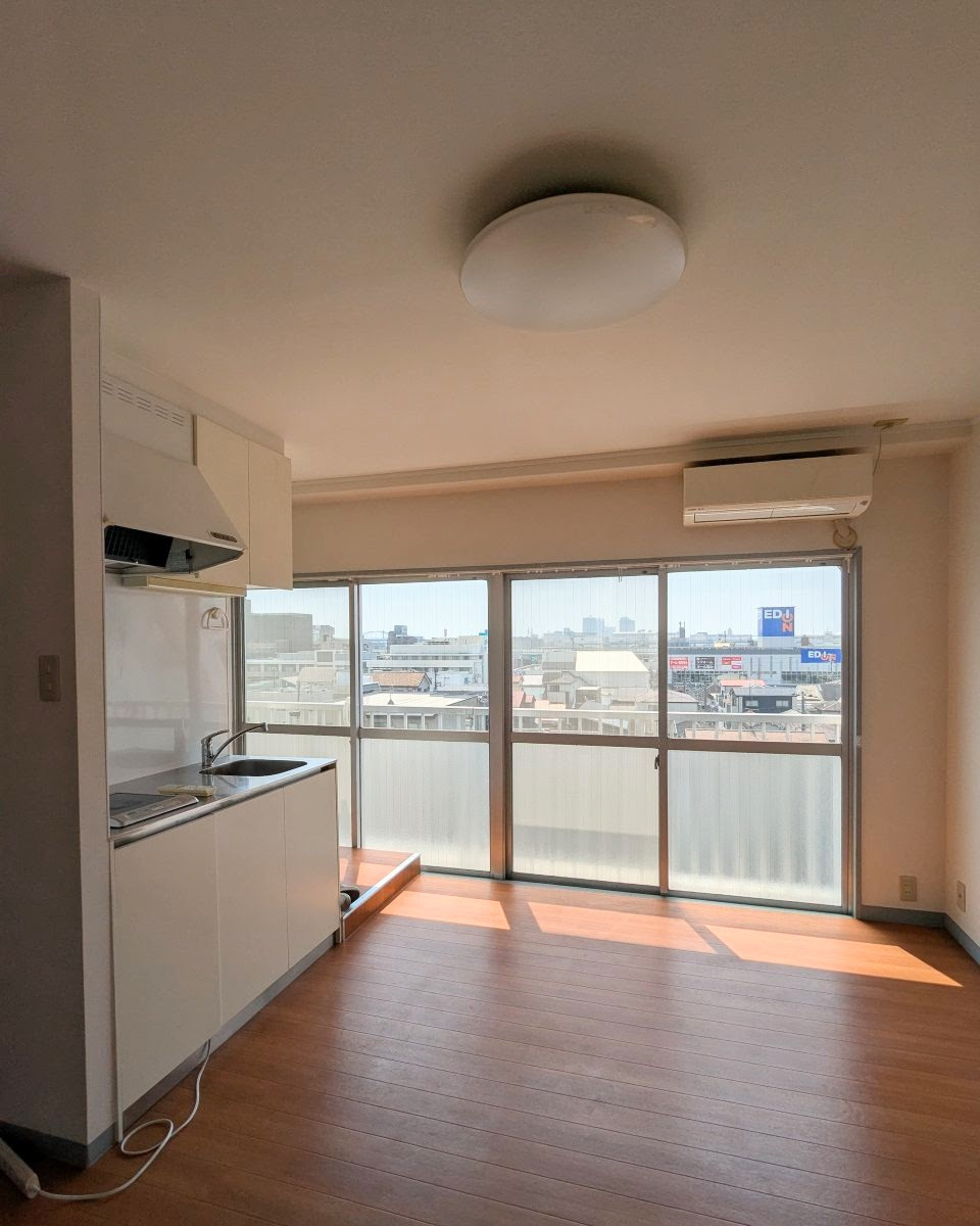 御影駅前マンションの居間・リビング|使いやすい居間です