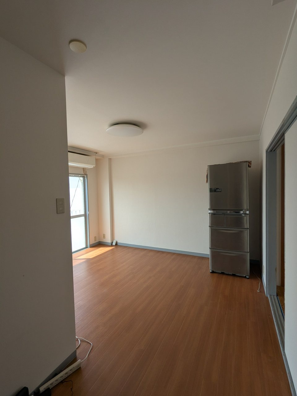 御影駅前マンションの玄関|こちらのリビングで趣味の時間をお楽しみください