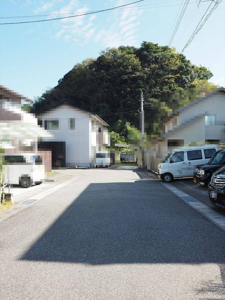 土佐市高岡町丁　中古一戸建の前面道路含む現地写真