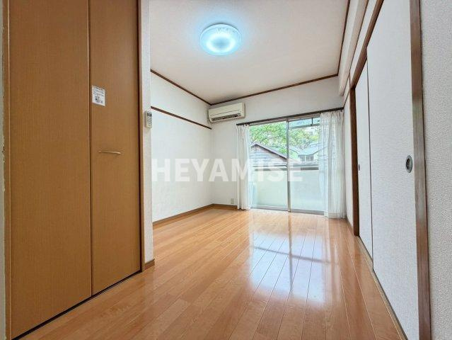 椿谷ビルの洋室