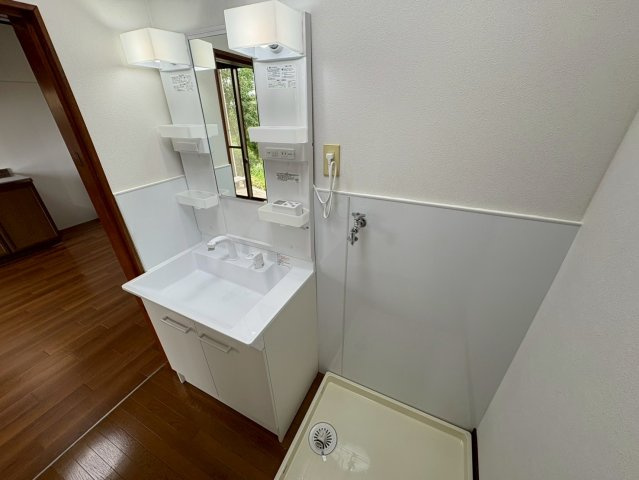 神須屋町　中古戸建の独立洗面台|シャワー付き洗面台ですので、寝ぐせ直しもラクラクですね♪