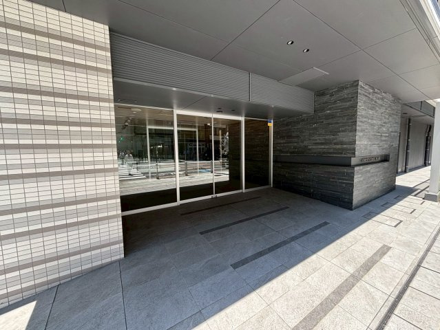 大阪市西区靱本町２丁目の賃貸マンションのエントランス