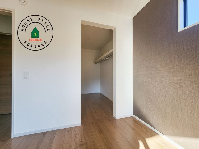 糸島市加布里4丁目第4-1棟(1号棟)の収納|洋服や大きな荷物が多い方や人数の多いご家族などは、一般的なクローゼットよりもウォークインクローゼットのほうが使い勝手が良いです。