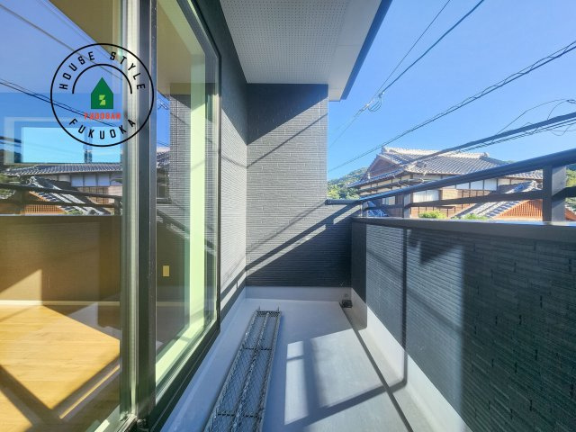 糸島市加布里4丁目第4-1棟(1号棟)のバルコニー|風をしっかりと感じられるバルコニーでは、毎日が洗濯日和です。広々としているので洗濯も楽しくなるでしょうし、気分転換にバルコニーからの眺めを楽しむのもいいでしょう。