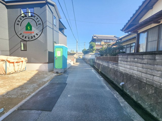糸島市加布里4丁目第4-1棟(1号棟)の前面道路含む現地写真|前面道路は閑静な住宅地をはしる車通りの少ない道路。お車の出し入れが苦手なママや小さなお子様にも安心ですね。しっかり舗装もされているので、ベビーカーや自転車で通っても快適に通行できます。