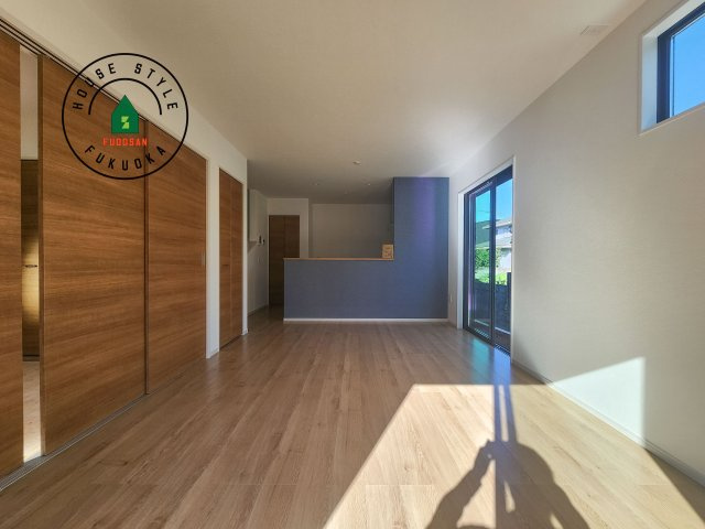 糸島市加布里4丁目第4-1棟(1号棟)の居間・リビング|ご家族を近くに感じられる対面キッチンのLDK。会話もはずみそうですね。