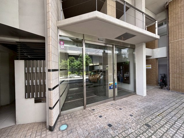 大阪市北区中之島４丁目の賃貸マンションのエントランス