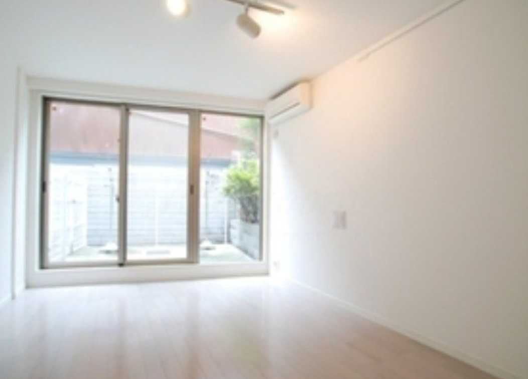 KDXレジデンス三宿　デザイナーズ　バス停徒歩2分　ペット相談可の居間・リビング