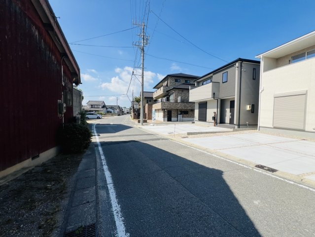 碧南市霞浦町4-35『仲介手数料無料』新築戸建ての前面道路含む現地写真