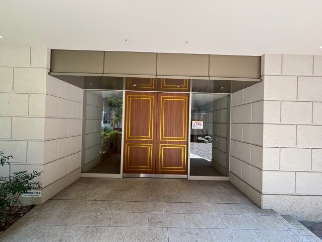 大阪市中央区高麗橋１丁目の賃貸マンションのエントランス