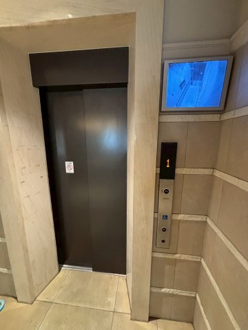 大阪市中央区高麗橋１丁目の賃貸マンションの玄関