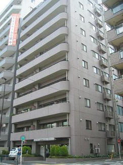 【外観】 | 近隣に商業施設も多く、南武線・武蔵野線・京王線の3路線利用できる便利な立地です。