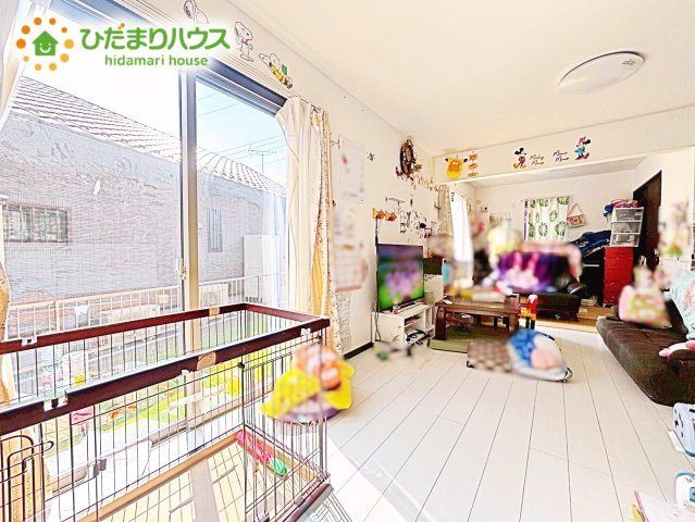 【居間・リビング】 | 東茨城郡茨城町桜の郷　中古戸建 | ホワイトを基調としたLDKは、明るく上品な心地よさを演出してくれます。空間に広がりをもたらし、より一層広く感じさせてくれます。