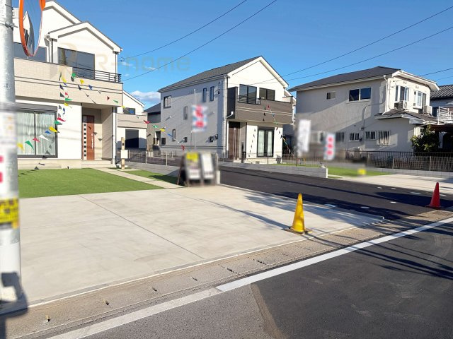 土浦市右籾　新築戸建て　C号棟の駐車場|カースペースは3台完備。ゲスト用のスペースも確保できますね♪