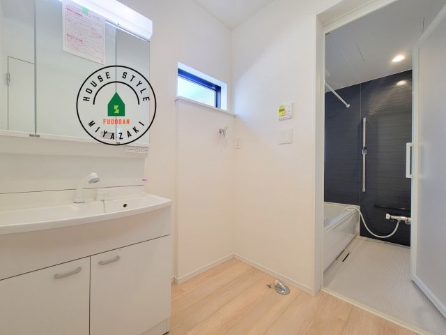 宮崎市島之内第12-2棟（2号棟）の脱衣所|ゆとりの洗面スペースで朝の身支度もスムーズに。暮らしを快適に変えるシャワー付洗面台です！