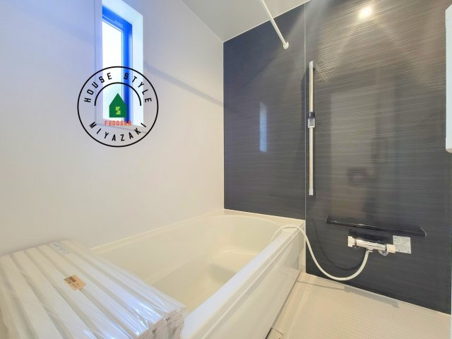 宮崎市島之内第12-2棟（2号棟）の浴室|1日の疲れを癒してくれる広々バスルーム。雨の日のお洗濯にも大活躍な浴室乾燥機付です！