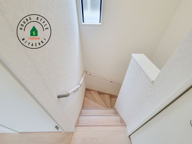 宮崎市島之内第12-2棟（2号棟）の内装|＜手すり付階段＞手すりがないと階段の昇り降りで危険なことはもちろん、壁に手をつきながら歩くことで壁紙が汚れやすくなります。すべての方に快適に昇り降りしていただくため、手すりを設置しました。