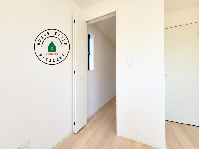 宮崎市島之内第12-2棟（2号棟）の収納|洋服や大きな荷物が多い方や人数の多いご家族などは、一般的なクローゼットよりもウォークインクローゼットのほうが使い勝手が良いです。