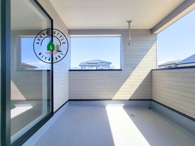 宮崎市島之内第12-2棟（2号棟）のバルコニー|将来的にウッドデッキなど施工して、素敵なバルコニースペースを活用できます。