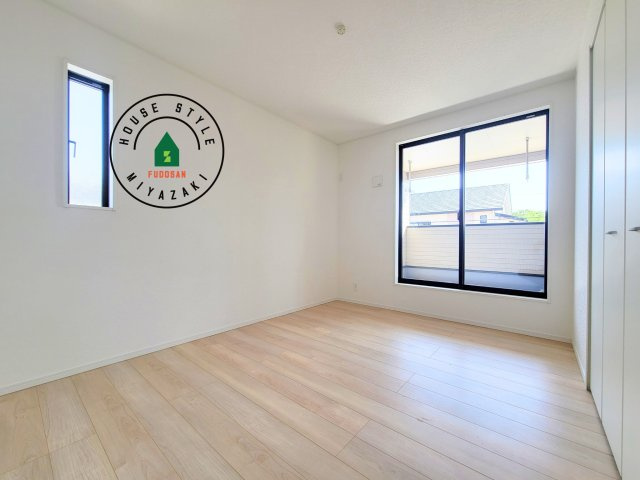 宮崎市島之内第12-2棟（2号棟）の洋室|柔らかい陽光が差し込む明るいお部屋を演出する設計。彩光の取れる窓が気持ちの良いお部屋を創り上げます。