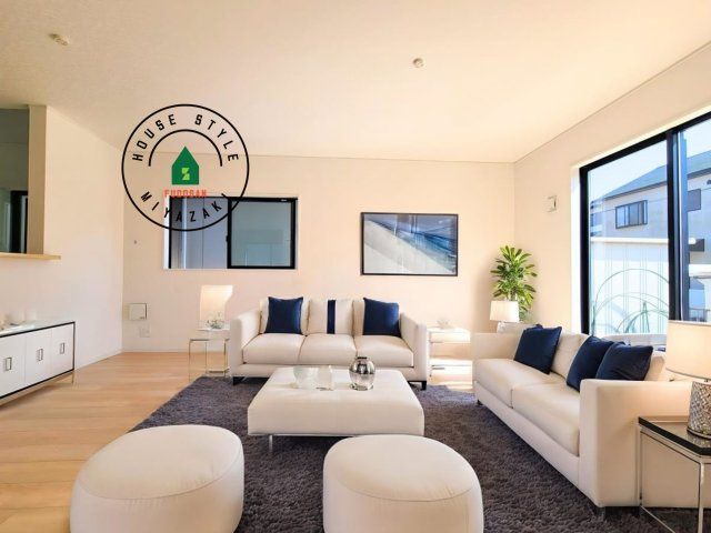 宮崎市島之内第12-2棟（2号棟）の居間・リビング|明るく開放的なリビングダイニングは豊かな陽光が注ぎ込み、やすらぎの空間を演出してくれます。ご家族で楽しいひとときをお過ごし下さい。※家具はCGを合成したものです。