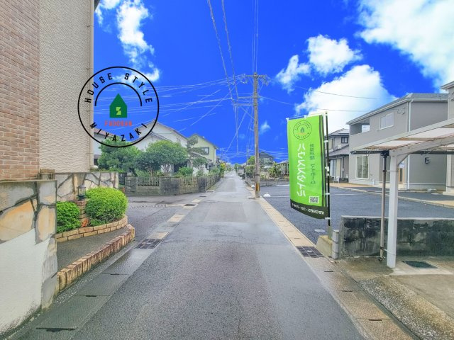 宮崎市島之内第12-2棟（2号棟）の前面道路含む現地写真|前面道路は閑静な住宅地をはしる車通りの少ない道路。お車の出し入れが苦手なママや小さなお子様にも安心ですね。しっかり舗装もされているので、ベビーカーや自転車で通っても快適に通行できます。