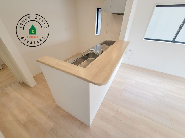 宮崎市島之内第12-2棟（2号棟）のダイニング|キッチンから立ち込める香りが今日の料理を期待させます。