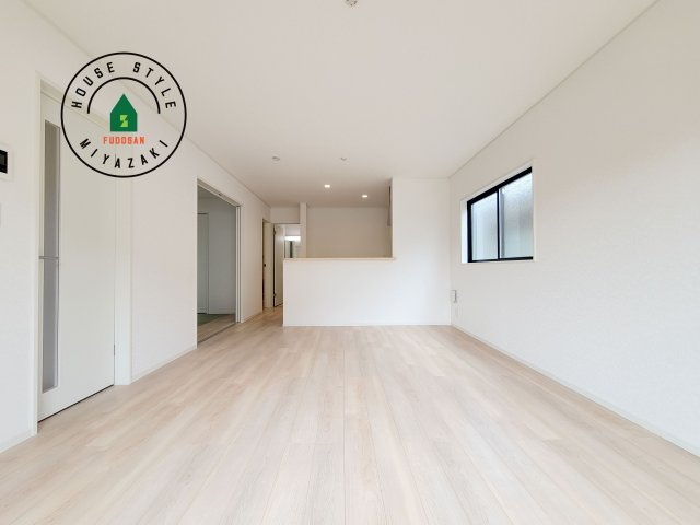 宮崎市島之内第12-2棟（2号棟）の居間・リビング|キッチンからリビングをしっかり確認できます。家族の笑顔があふれる空間になりそうですね。