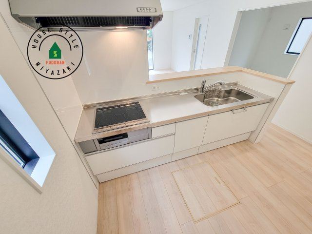 宮崎市島之内第12-2棟（2号棟）のキッチン|ダイニングテーブルへの配膳がラクラク、お料理はかどるカウンター付きシステムキッチン！