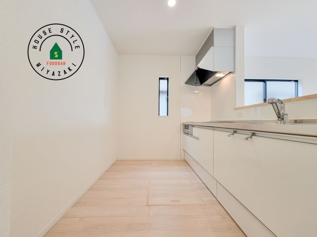 宮崎市島之内第12-2棟（2号棟）のキッチン|明るいキッチン作業スペースを多くとりました。ご夫婦でキッチンに立っても調理がしやすい広さです。食器類もすっきりと片付く収納は魅力的です。