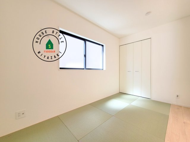 宮崎市島之内第12-2棟（2号棟）の和室|和室を上手に活用すると暮らし方の幅が広がります。例えば普段は開け放して、子供の小さいうちはお昼寝や遊びのスペースに。畳はソフトなので転んでもケガをしにくく安心です