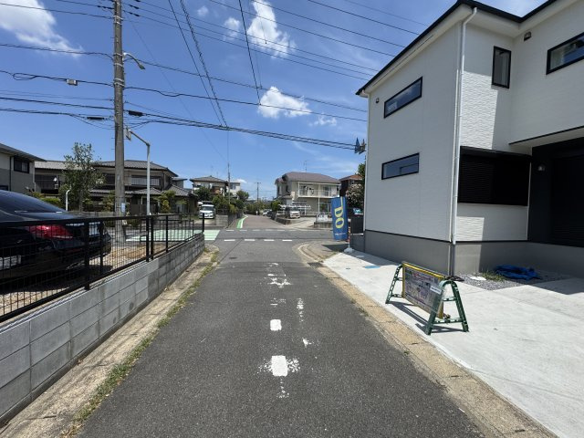 流山市加１丁目新築戸建【流山北小学校：2分】の前面道路含む現地写真|南西側前面道路