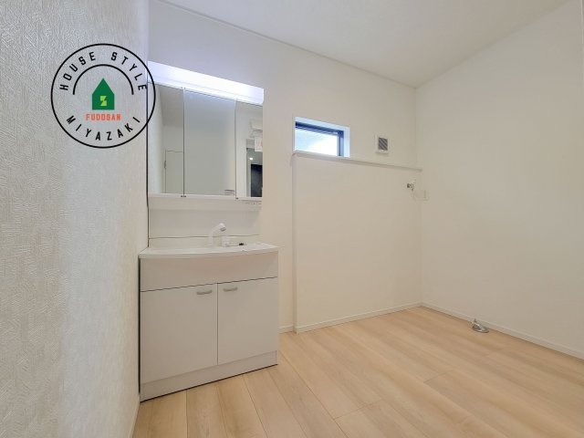 宮崎市恒久第14-4棟（2号棟）の脱衣所|ゆとりの洗面スペースで朝の身支度もスムーズに。暮らしを快適に変えるシャワー付洗面台です！