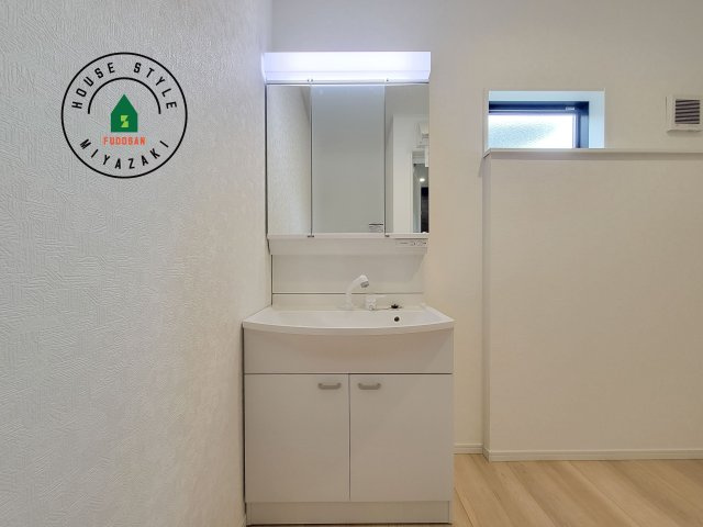 宮崎市恒久第14-4棟（2号棟）の独立洗面台|毎日使うものだから清潔な空間を保ちたい水回り。洗面にはそんな願いを解消させてくれる収納アイデアが満載です。三面鏡の裏側にはキャビネットが現れ小物から背の高い物まで収納できます。