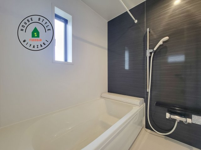 宮崎市恒久第14-4棟（2号棟）の浴室|1日の疲れを癒してくれる広々バスルーム。雨の日のお洗濯にも大活躍な浴室乾燥機付です！