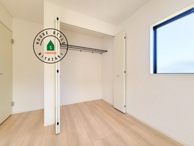 宮崎市恒久第14-4棟（2号棟）の収納|洋服や大きな荷物が多い方や人数の多いご家族などは、一般的なクローゼットよりもウォークインクローゼットのほうが使い勝手が良いです。