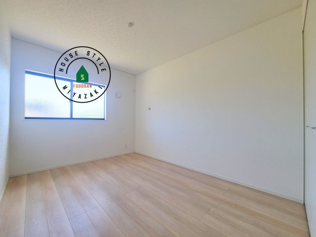 宮崎市恒久第14-4棟（2号棟）の洋室|柔らかい陽光が差し込む明るいお部屋を演出する設計。彩光の取れる窓が気持ちの良いお部屋を創り上げます。