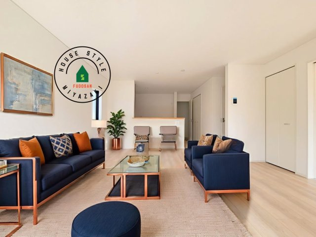 宮崎市恒久第14-4棟（2号棟）の居間・リビング|明るく開放的なリビングダイニングは豊かな陽光が注ぎ込み、やすらぎの空間を演出してくれます。ご家族で楽しいひとときをお過ごし下さい。※家具はCGを合成したものです。