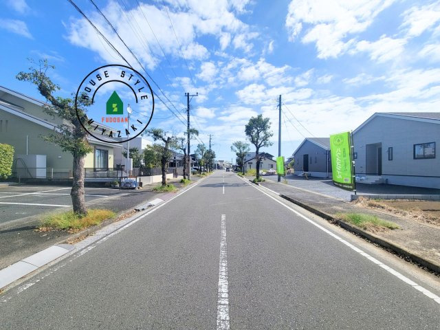 宮崎市恒久第14-4棟（2号棟）の前面道路含む現地写真|前面道路は閑静な住宅地をはしる車通りの少ない道路。お車の出し入れが苦手なママや小さなお子様にも安心ですね。しっかり舗装もされているので、ベビーカーや自転車で通っても快適に通行できます。