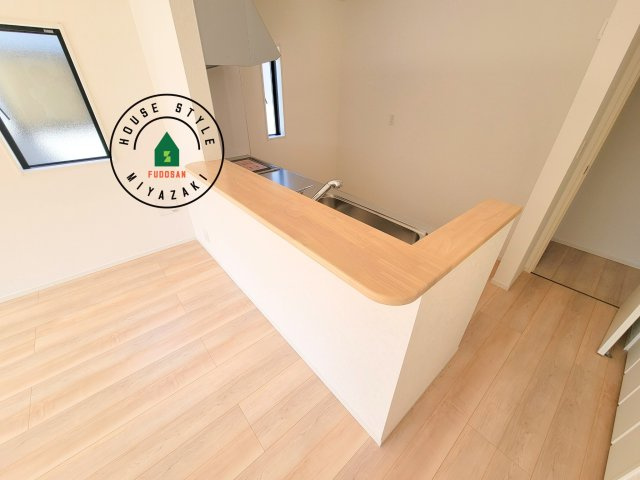 宮崎市恒久第14-4棟（2号棟）のダイニング|キッチンから立ち込める香りが今日の料理を期待させます。