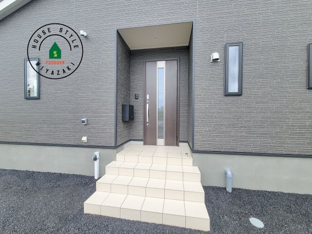 宮崎市恒久第14-4棟（2号棟）の玄関|おでかけの時も帰った時も、「我が家」を最初に感じでもらえる素敵な空間に。