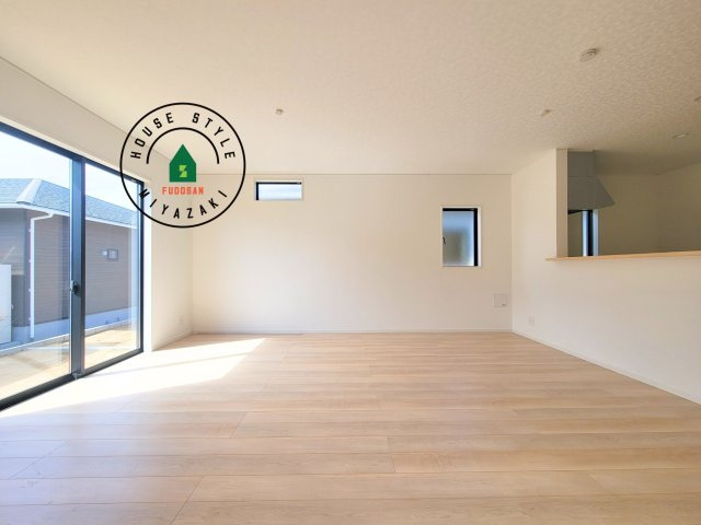 宮崎市恒久第14-4棟（2号棟）の居間・リビング|キッチンからリビングをしっかり確認できます。家族の笑顔があふれる空間になりそうですね。