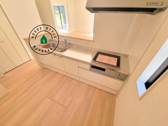 宮崎市恒久第14-4棟（2号棟）のキッチン|ダイニングテーブルへの配膳がラクラク、お料理はかどるカウンター付きシステムキッチン！