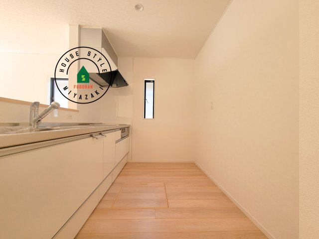 宮崎市恒久第14-4棟（2号棟）のキッチン|明るいキッチン作業スペースを多くとりました。ご夫婦でキッチンに立っても調理がしやすい広さです。食器類もすっきりと片付く収納は魅力的です。