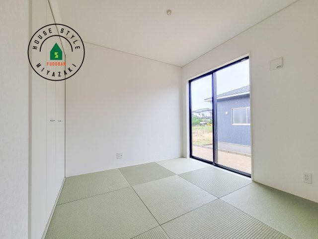 宮崎市恒久第14-4棟（2号棟）の和室|和室を上手に活用すると暮らし方の幅が広がります。例えば普段は開け放して、子供の小さいうちはお昼寝や遊びのスペースに。畳はソフトなので転んでもケガをしにくく安心です