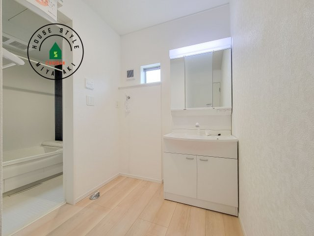 宮崎市恒久第14-4棟（6号棟）の脱衣所|ゆとりの洗面スペースで朝の身支度もスムーズに。暮らしを快適に変えるシャワー付洗面台です！