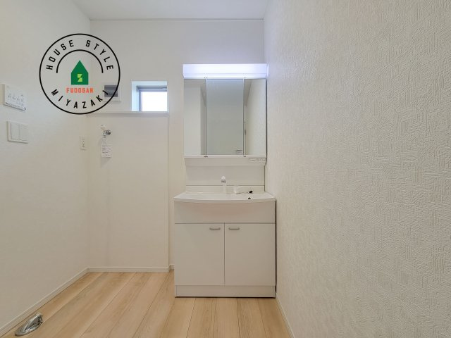 宮崎市恒久第14-4棟（6号棟）の独立洗面台|毎日使うものだから清潔な空間を保ちたい水回り。洗面にはそんな願いを解消させてくれる収納アイデアが満載です。三面鏡の裏側にはキャビネットが現れ小物から背の高い物まで収納できます。