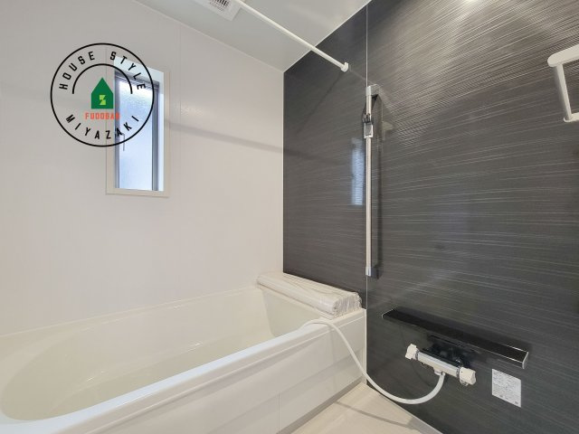 宮崎市恒久第14-4棟（6号棟）の浴室|1日の疲れを癒してくれる広々バスルーム。雨の日のお洗濯にも大活躍な浴室乾燥機付です！